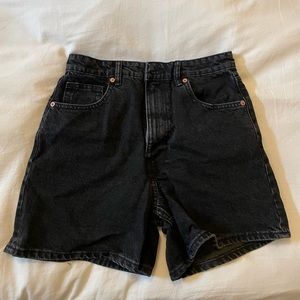 Zara mom shorts black size 6. Never worn.